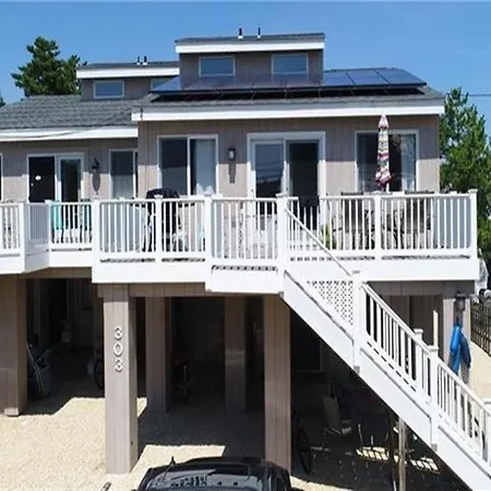 Beautifully Updated Townhouse In Beach Haven